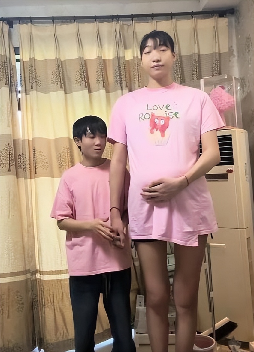 身高210公分！女巨人「與168cm少年未婚懷孕」　寶寶出生後「竟然變一個人」