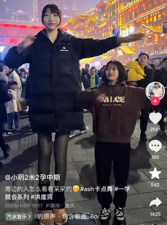 身高210公分！女巨人「與168cm少年未婚懷孕」　寶寶出生後「竟然變一個人」
