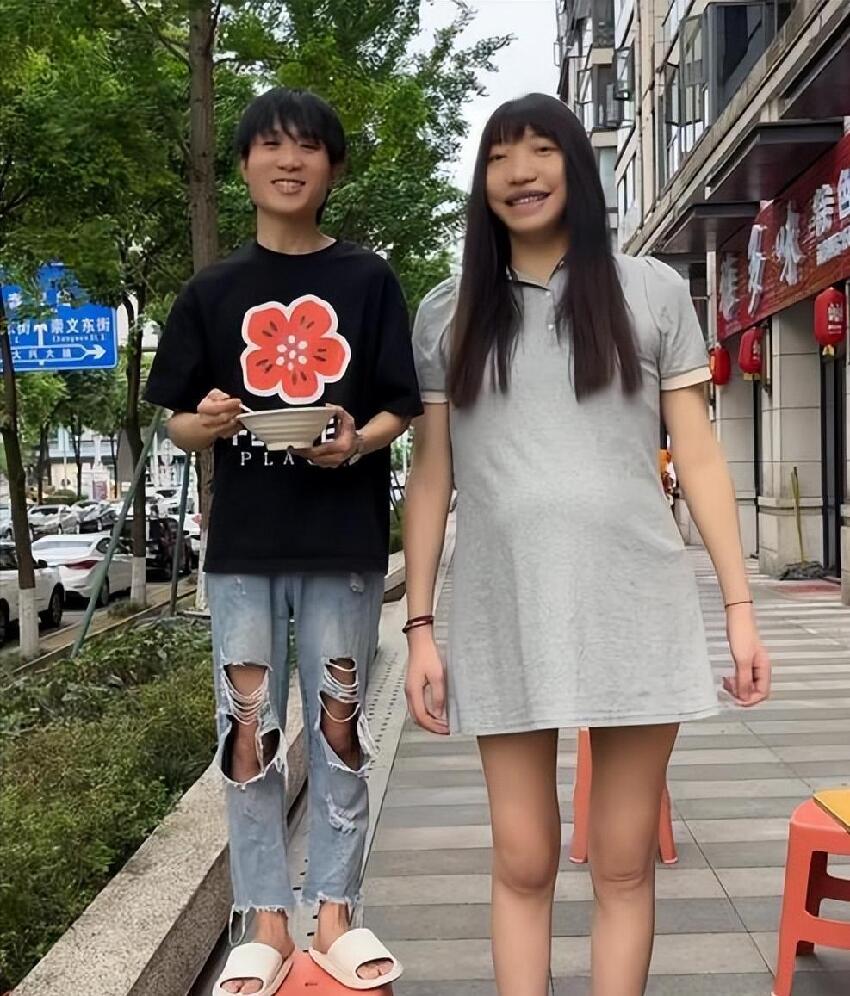 身高210公分！女巨人「與168cm少年未婚懷孕」　寶寶出生後「竟然變一個人」
