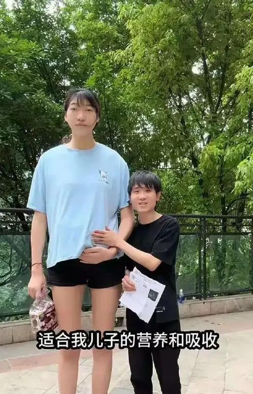 身高210公分！女巨人「與168cm少年未婚懷孕」　寶寶出生後「竟然變一個人」