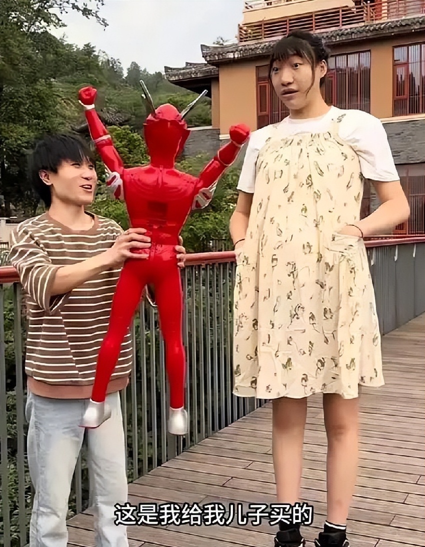 身高210公分！女巨人「與168cm少年未婚懷孕」　寶寶出生後「竟然變一個人」