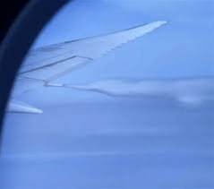 飛機上大媽霸佔女學生商務艙座位，找大媽理論卻被怒扇3耳光，女孩沒鬧，飛機起飛10分鐘後大媽崩潰了