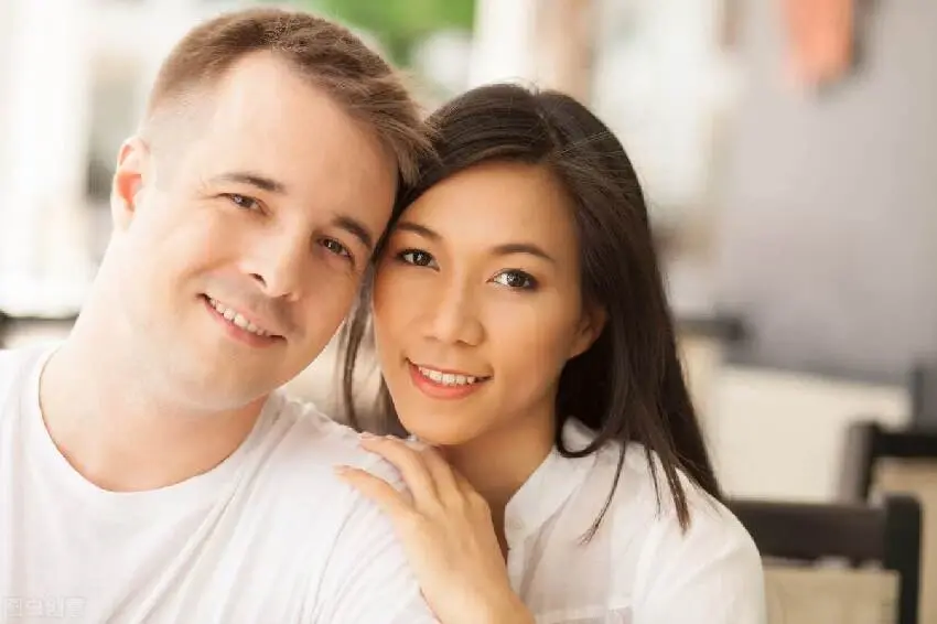 我和妻子結婚4年,一直為無法生育這件事吵架,最後只能簽字失婚。在辦手續時「工作人員一直踢我的腳」,我「轉頭看到妻子」:不離了!