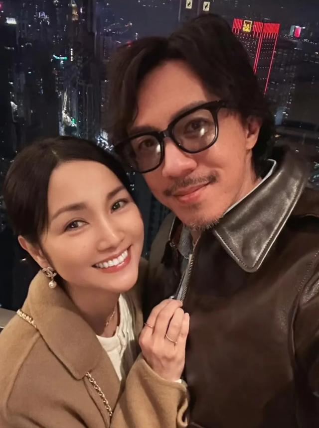 港圈模範夫妻曬親吻照慶祝結婚18周年，自爆夫妻相處日常惹人羨慕