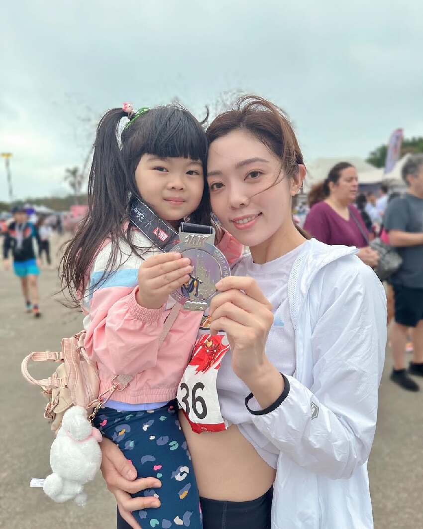 又一位香港女星宣布離婚，和丈夫結束九年婚姻關係，共同撫養女兒