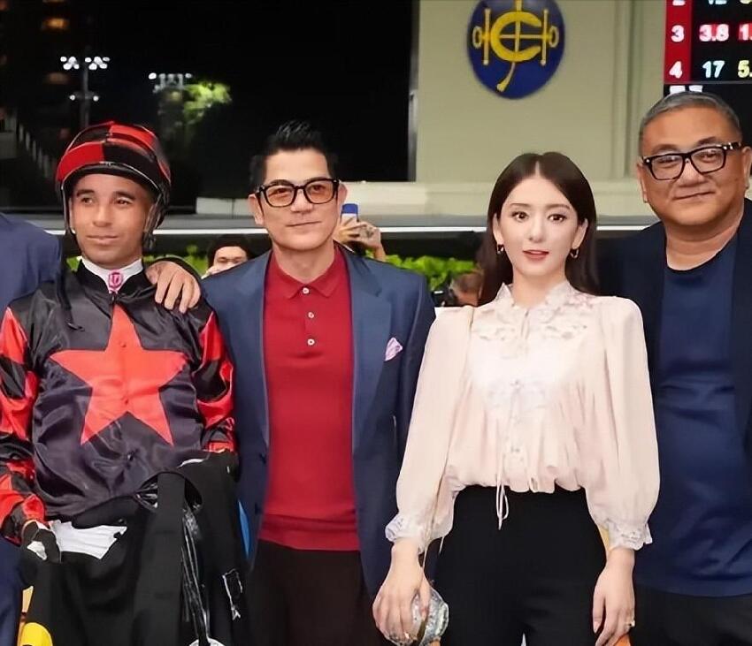 愛駒奪冠!郭富城激動擁抱愛妻,方媛一旁賠笑難融入老公朋友圈