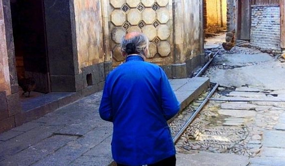存心找碴?阿嬤「用金紙買包子」老闆不但收下還給她找零錢 偷偷打聽才知:「整條街都照做」