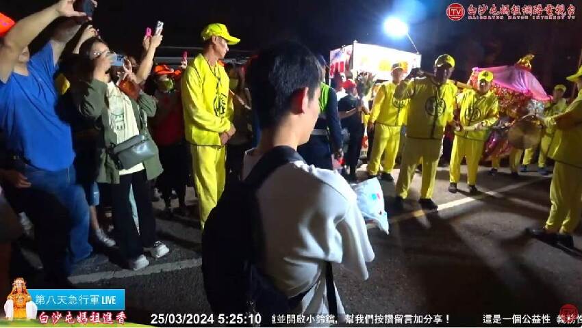 徹夜衝來攔轎！年輕爸爸「抱嬰兒跪地」淚求媽祖幫忙　鑾轎「突然後退停下」全場哽咽了