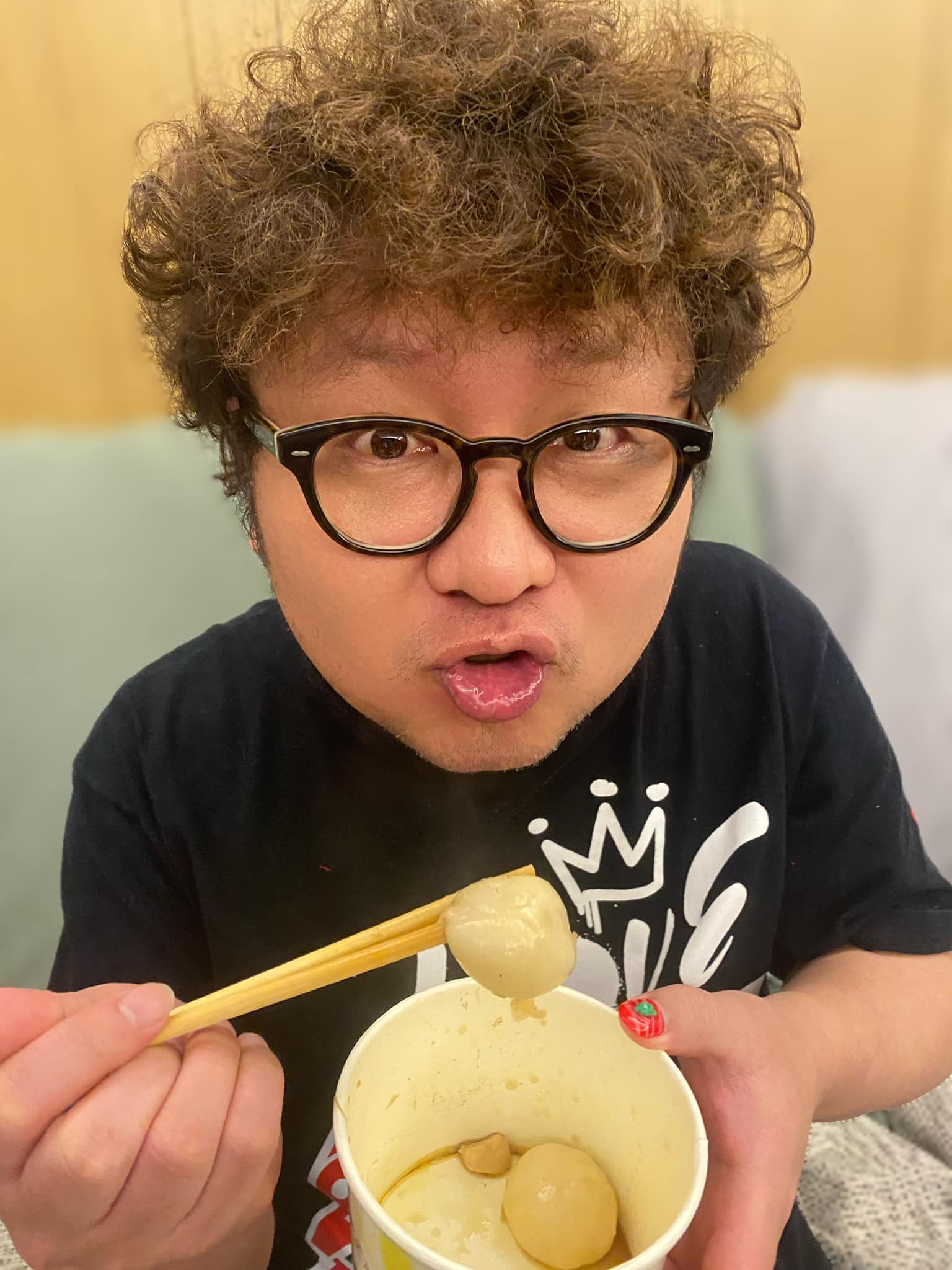 女大十八變!54歲女星公開「國中青澀舊照」引熱議 網驚訝「長得超像納豆」集體笑翻:哪來的校工~
