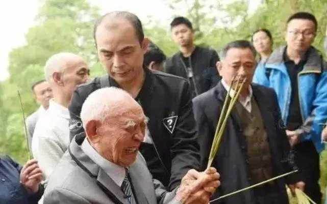 96歲台灣老兵沒錢沒子女,離家70年想回大陸,找到湖南侄子問:我沒錢,你還養我嗎?侄子一句話讓他瞬間落淚!