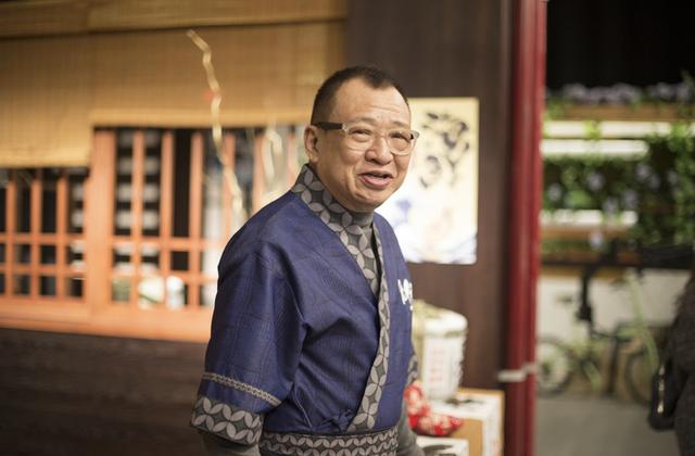 76歲許紹雄離世前親友相伴在旁，靠氧氣機供氧，家人稱其走得安詳