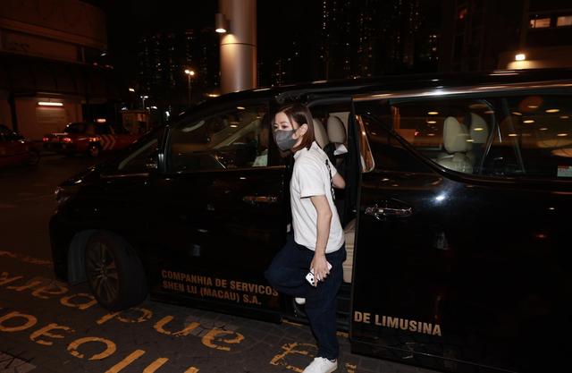 76歲許紹雄離世前親友相伴在旁，靠氧氣機供氧，家人稱其走得安詳