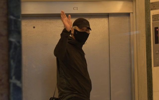 76歲許紹雄離世前親友相伴在旁，靠氧氣機供氧，家人稱其走得安詳