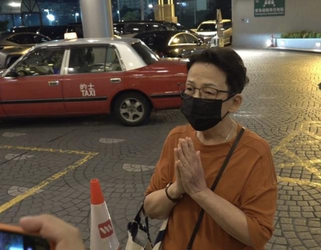 76歲許紹雄離世前親友相伴在旁，靠氧氣機供氧，家人稱其走得安詳