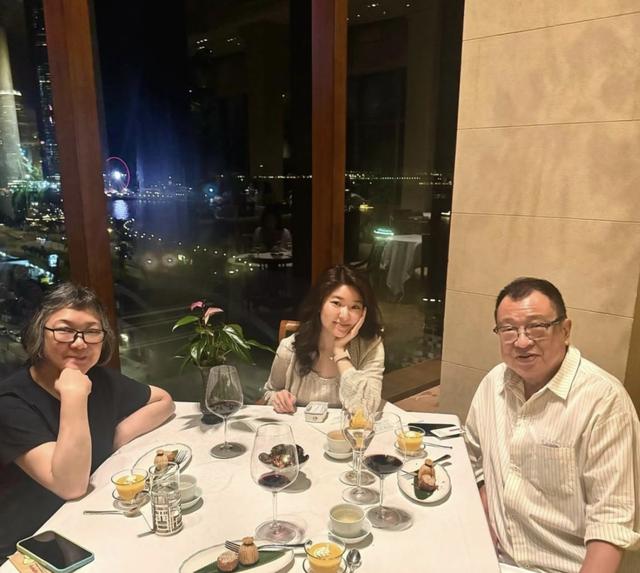 76歲許紹雄離世前親友相伴在旁，靠氧氣機供氧，家人稱其走得安詳