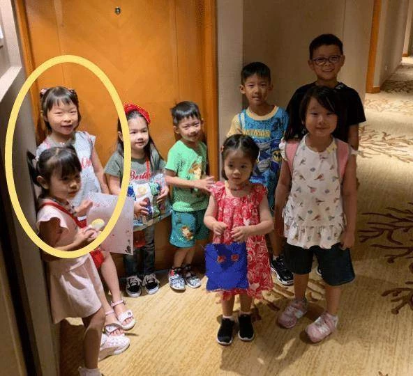 湯盈盈2個女兒近照曝光！8歲大女兒「單眼皮」顏值不夠出眾，看到小女兒網驚呼：太漂亮了