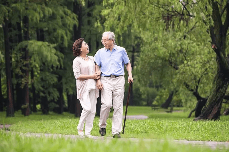 56歲大媽每天晚飯後散步1小時，3個月後體檢，醫生：無知惹的禍