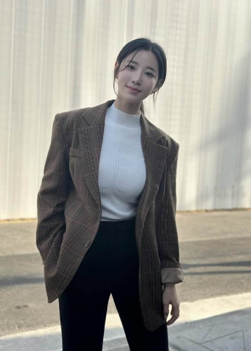 那坨到底是什麼？百萬女神亮相「下腹詭異凸一大包」 下秒「她舉動令人心疼」網全憤怒