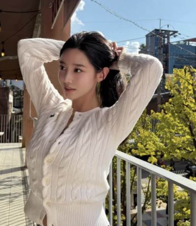 那坨到底是什麼？百萬女神亮相「下腹詭異凸一大包」 下秒「她舉動令人心疼」網全憤怒