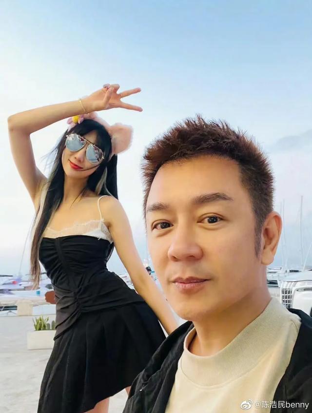 港星陳浩民妻子西班牙度假曬美照！穿比基尼秀身材，卻被批胸下垂