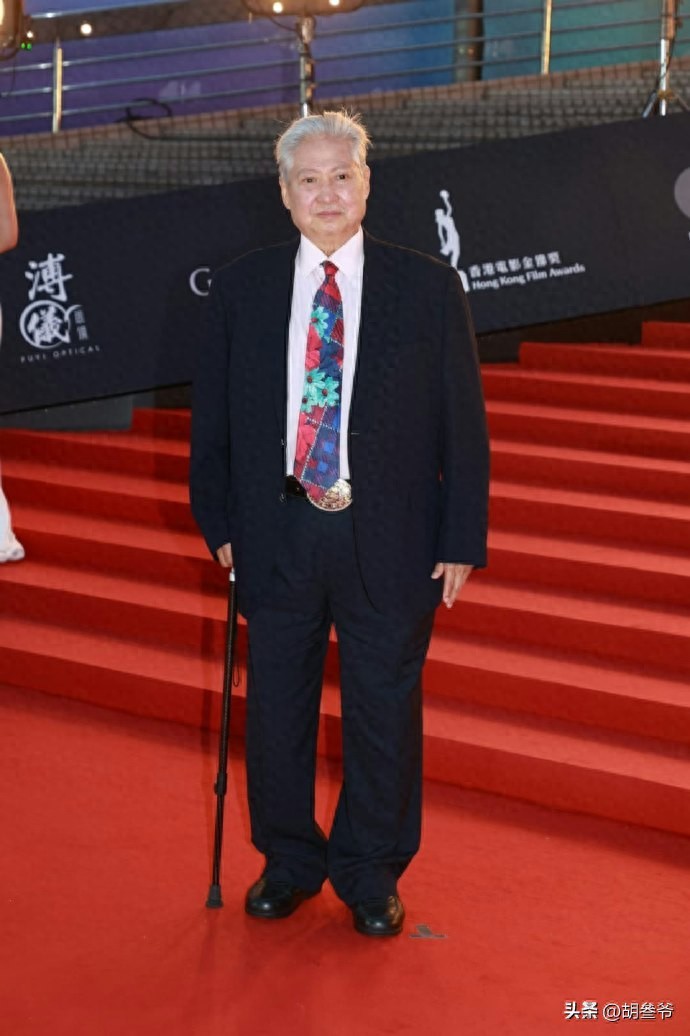 洪金寶坐輪椅現身藝術館！10多名保鏢跟著，老婆像極古裝劇里被人伺候的貴妃