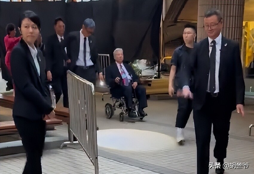 洪金寶坐輪椅現身藝術館！10多名保鏢跟著，老婆像極古裝劇里被人伺候的貴妃