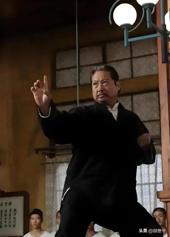 洪金寶坐輪椅現身藝術館！10多名保鏢跟著，老婆像極古裝劇里被人伺候的貴妃