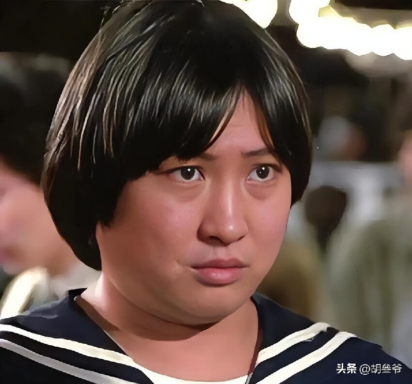 洪金寶坐輪椅現身藝術館！10多名保鏢跟著，老婆像極古裝劇里被人伺候的貴妃