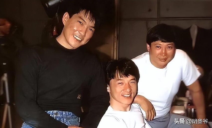 洪金寶坐輪椅現身藝術館！10多名保鏢跟著，老婆像極古裝劇里被人伺候的貴妃