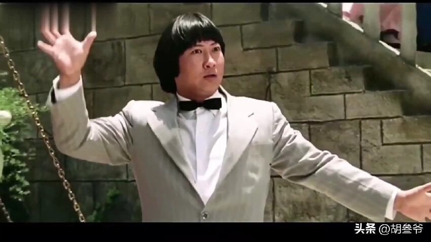 洪金寶坐輪椅現身藝術館！10多名保鏢跟著，老婆像極古裝劇里被人伺候的貴妃