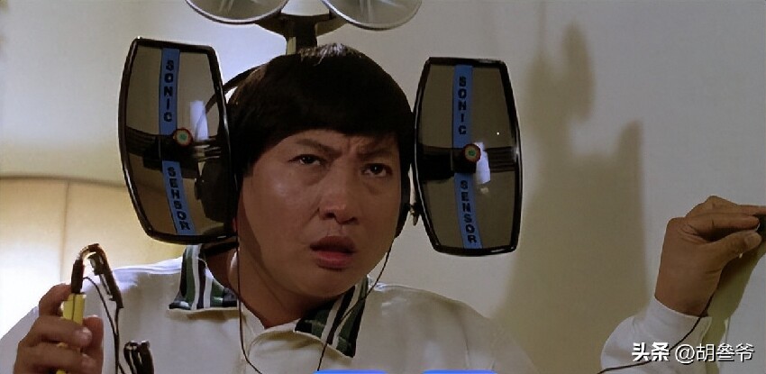 洪金寶坐輪椅現身藝術館！10多名保鏢跟著，老婆像極古裝劇里被人伺候的貴妃