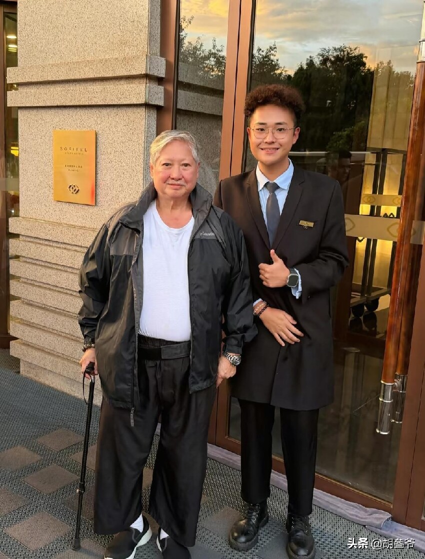 洪金寶坐輪椅現身藝術館！10多名保鏢跟著，老婆像極古裝劇里被人伺候的貴妃