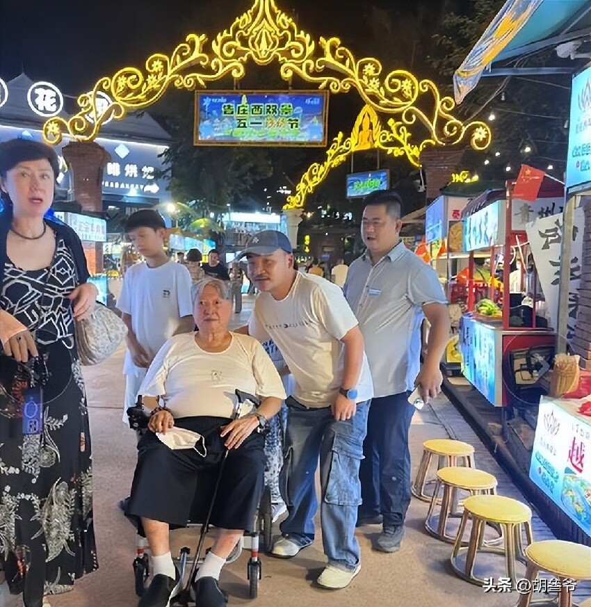 洪金寶坐輪椅現身藝術館！10多名保鏢跟著，老婆像極古裝劇里被人伺候的貴妃