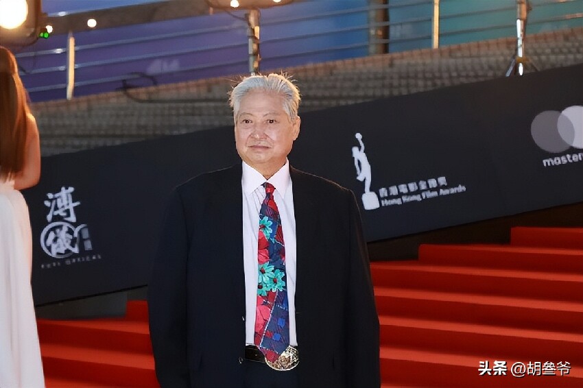 洪金寶坐輪椅現身藝術館！10多名保鏢跟著，老婆像極古裝劇里被人伺候的貴妃