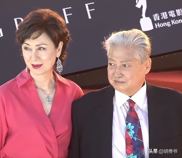 洪金寶坐輪椅現身藝術館！10多名保鏢跟著，老婆像極古裝劇里被人伺候的貴妃