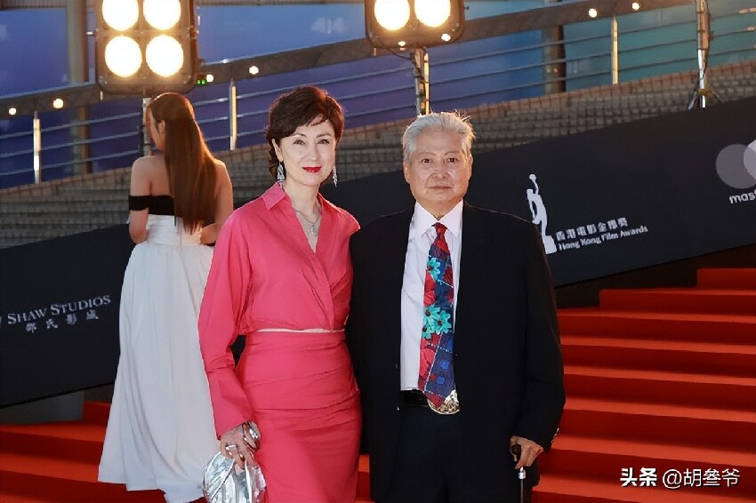 洪金寶坐輪椅現身藝術館！10多名保鏢跟著，老婆像極古裝劇里被人伺候的貴妃