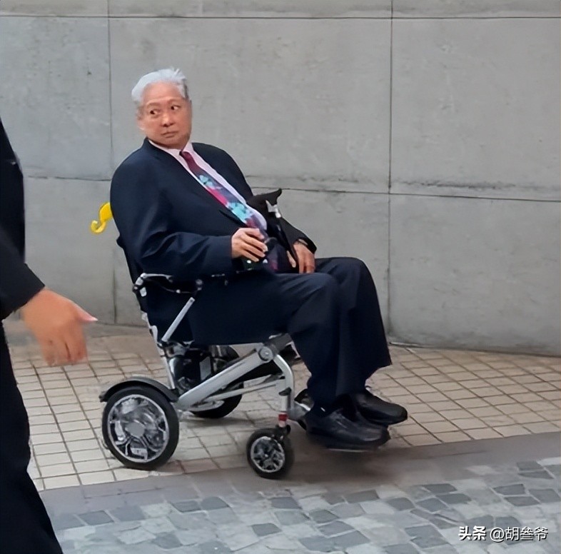 洪金寶坐輪椅現身藝術館！10多名保鏢跟著，老婆像極古裝劇里被人伺候的貴妃
