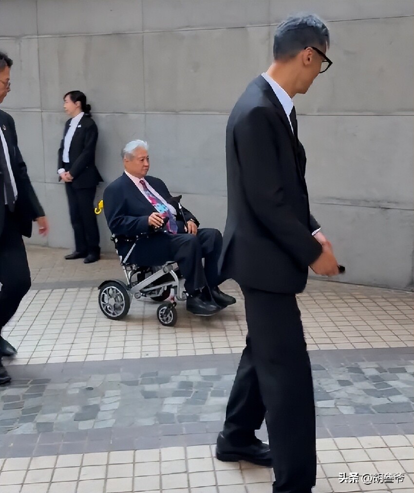 洪金寶坐輪椅現身藝術館！10多名保鏢跟著，老婆像極古裝劇里被人伺候的貴妃