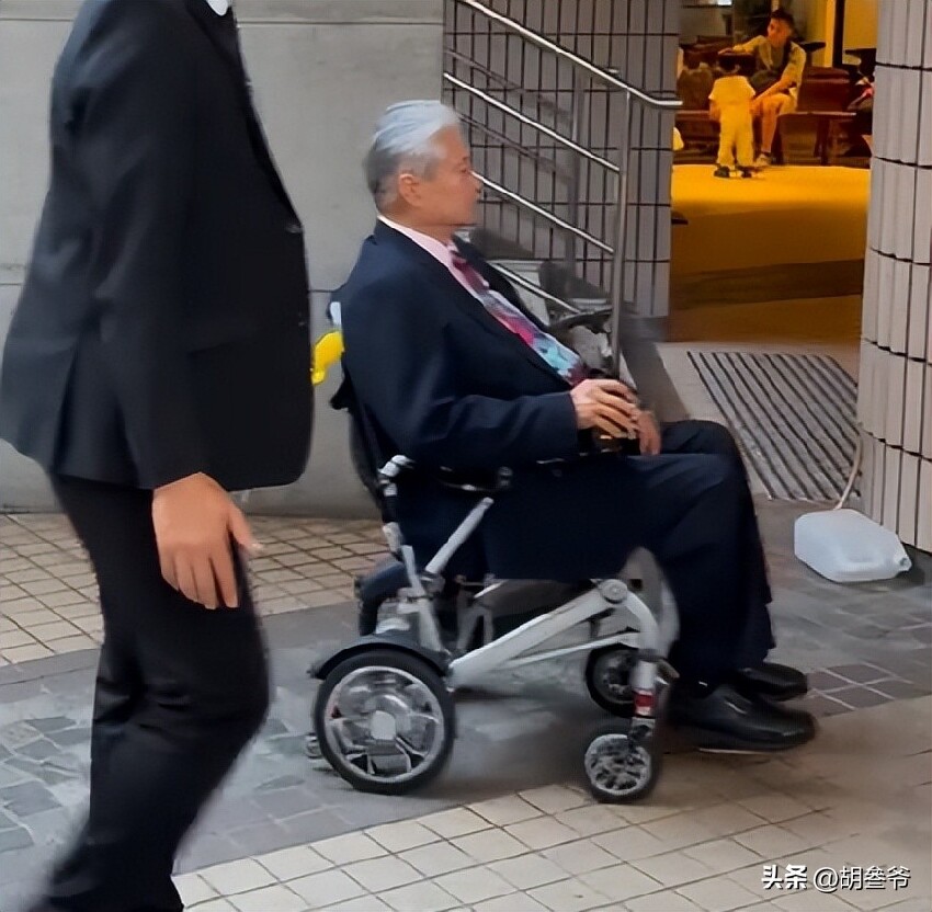 洪金寶坐輪椅現身藝術館！10多名保鏢跟著，老婆像極古裝劇里被人伺候的貴妃