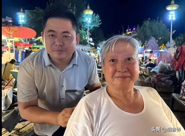 洪金寶坐輪椅現身藝術館！10多名保鏢跟著，老婆像極古裝劇里被人伺候的貴妃