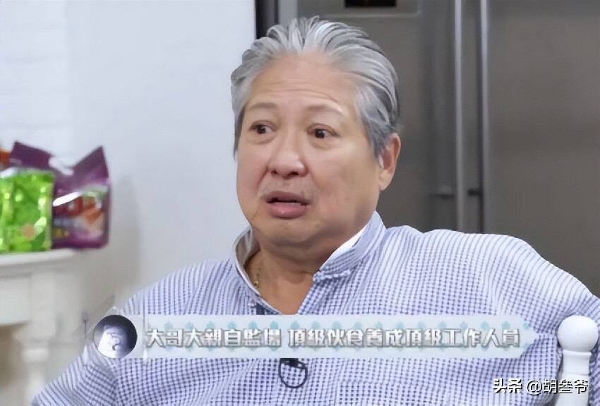 洪金寶坐輪椅現身藝術館！10多名保鏢跟著，老婆像極古裝劇里被人伺候的貴妃