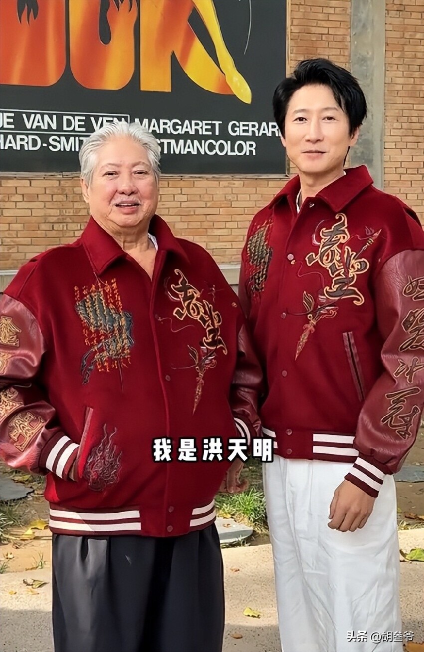 洪金寶坐輪椅現身藝術館！10多名保鏢跟著，老婆像極古裝劇里被人伺候的貴妃