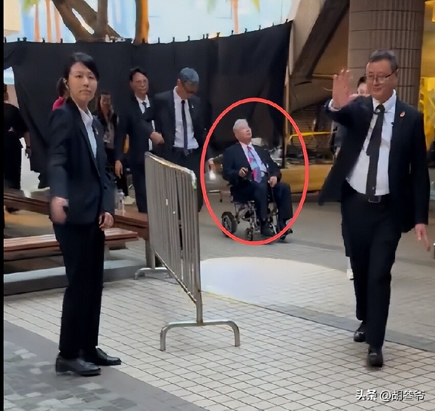 洪金寶坐輪椅現身藝術館！10多名保鏢跟著，老婆像極古裝劇里被人伺候的貴妃
