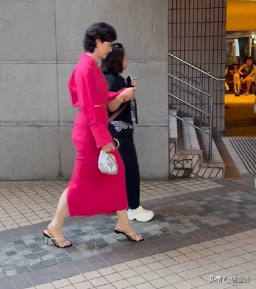 洪金寶坐輪椅現身藝術館！10多名保鏢跟著，老婆像極古裝劇里被人伺候的貴妃