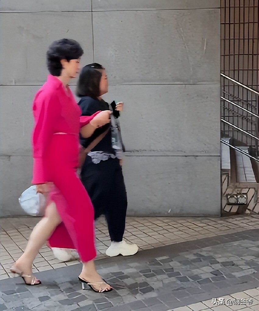 洪金寶坐輪椅現身藝術館！10多名保鏢跟著，老婆像極古裝劇里被人伺候的貴妃