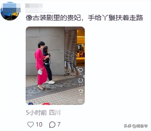 洪金寶坐輪椅現身藝術館！10多名保鏢跟著，老婆像極古裝劇里被人伺候的貴妃