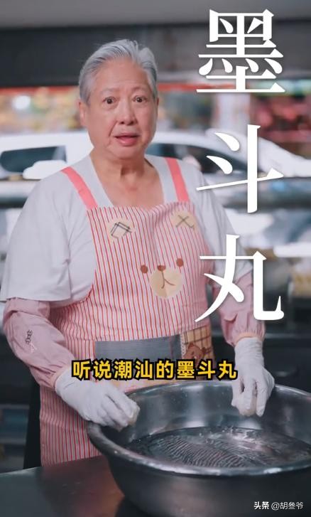 洪金寶坐輪椅現身藝術館！10多名保鏢跟著，老婆像極古裝劇里被人伺候的貴妃