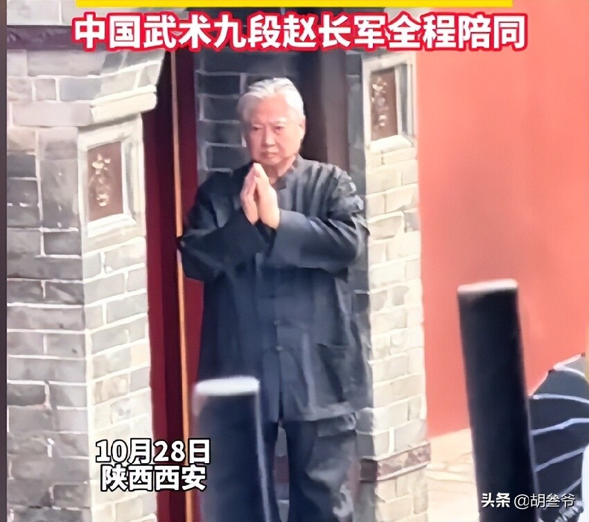 洪金寶坐輪椅現身藝術館！10多名保鏢跟著，老婆像極古裝劇里被人伺候的貴妃