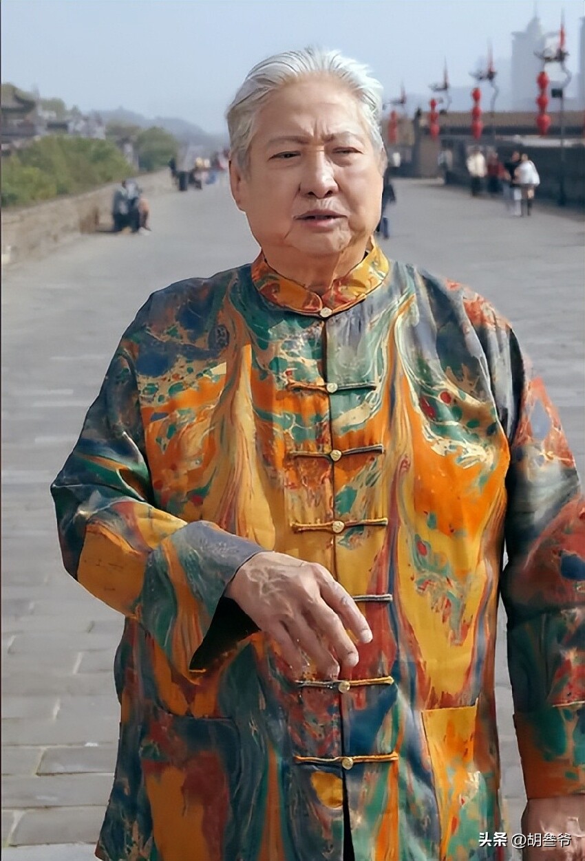 洪金寶坐輪椅現身藝術館！10多名保鏢跟著，老婆像極古裝劇里被人伺候的貴妃