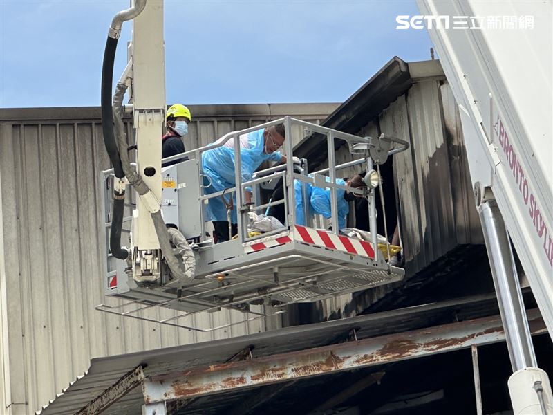 台南一家五口團聚了...靈堂整排遺照「露最後的微笑」　倖存長女急奔「鬼月悲痛燒魂轎」